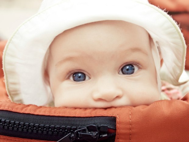 Bien protéger la peau de bébé du soleil cet été