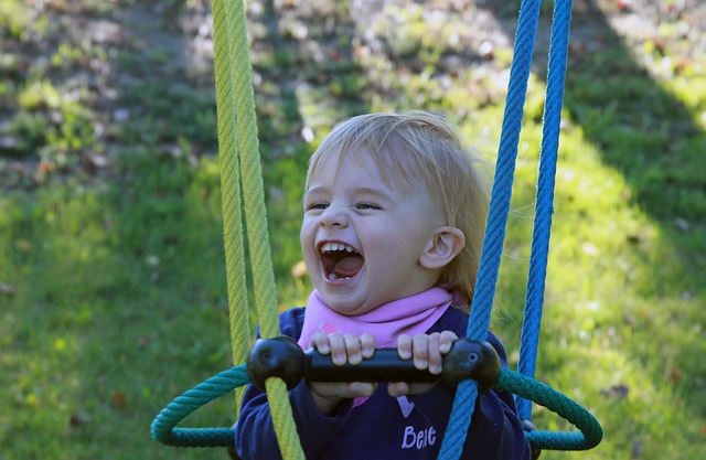 Enfant s'amusant sur sa balançoire