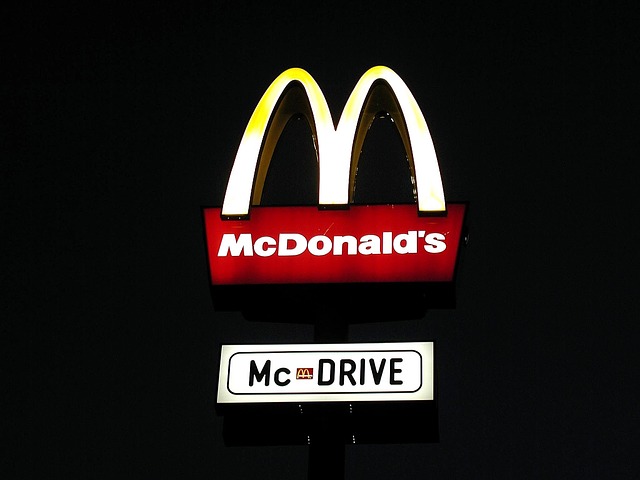 Enseigne Mac Donald's de nuit