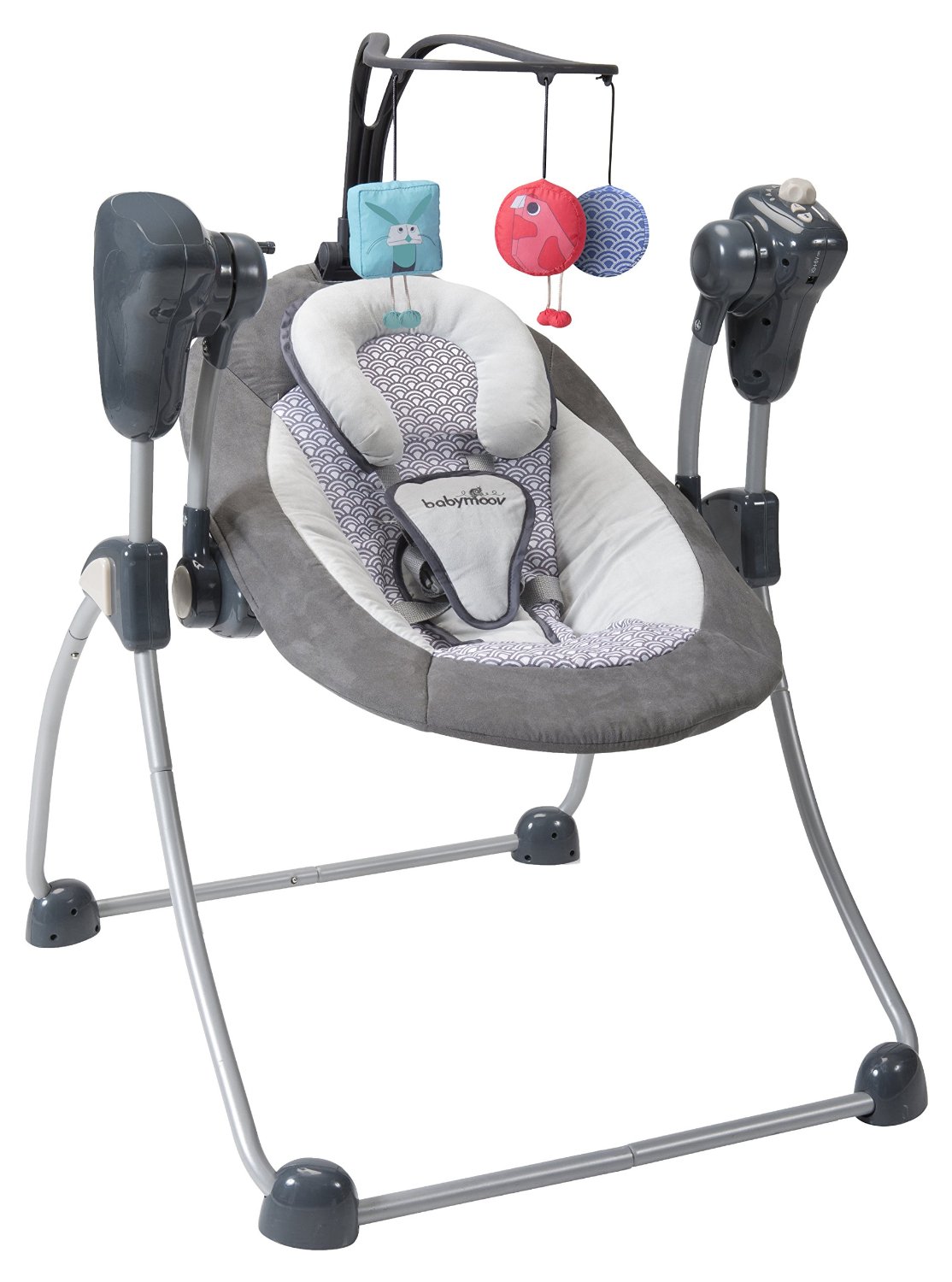 Prendre son biberon dans la balancelle